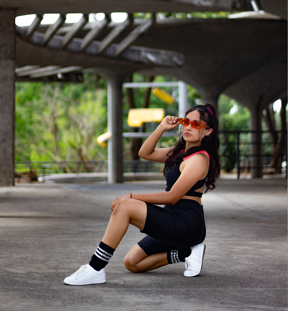 short bikers color negro vista de lado