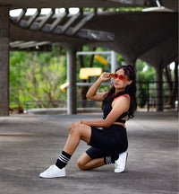 short bikers color negro vista de lado