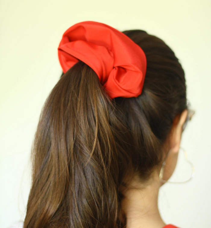 scrunchie color rojo vista trasera